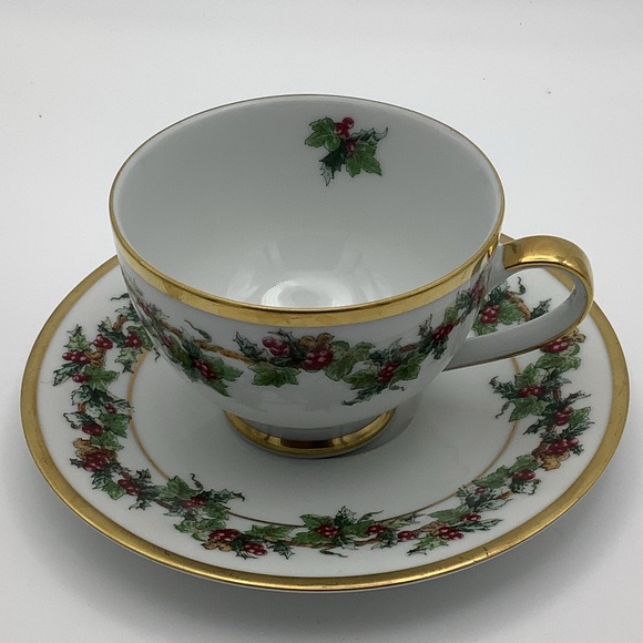 Vintage The Holly and the Ivy Royal Gallery Set of Four Cups and Saucers - Picture 2 of 9